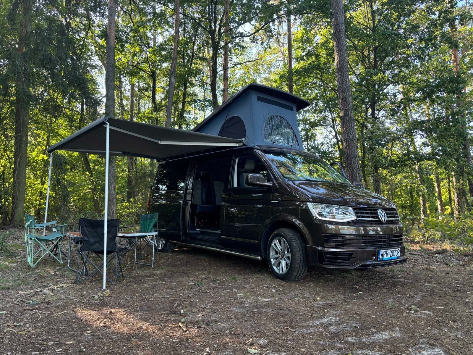 Kamper z markizą i podniesionym dachem